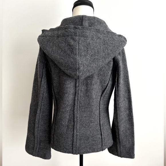 LINEA DOMANI GRAY HOODED 100%WOOL TOP JACKET. LONG SLEEVE THREE BUTTON  SZ. SP - Picture 2 of 8